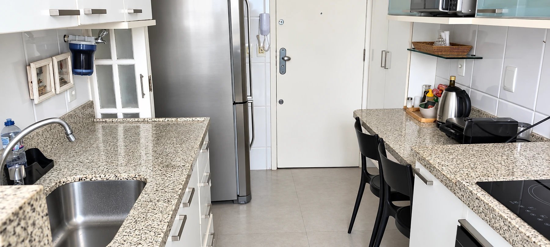Cozinha clara, limpa e organizada