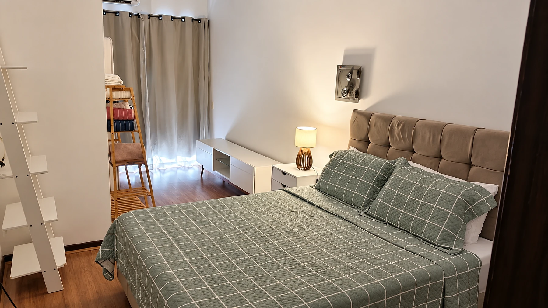 Quarto limpo com cama arrumada